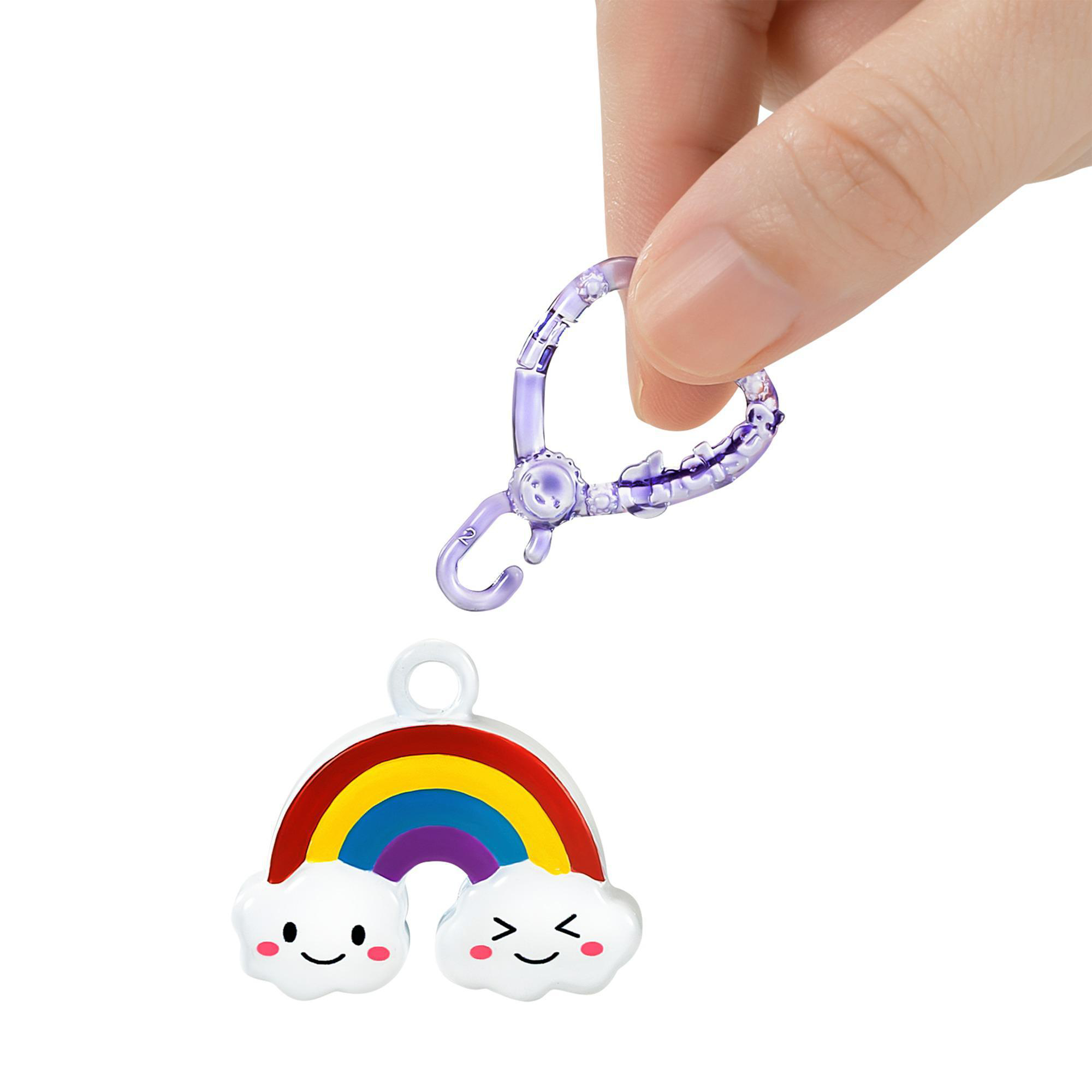 Eine Hand hält einen lila Schlüsselanhänger über einem Regenbogen-Anhänger.