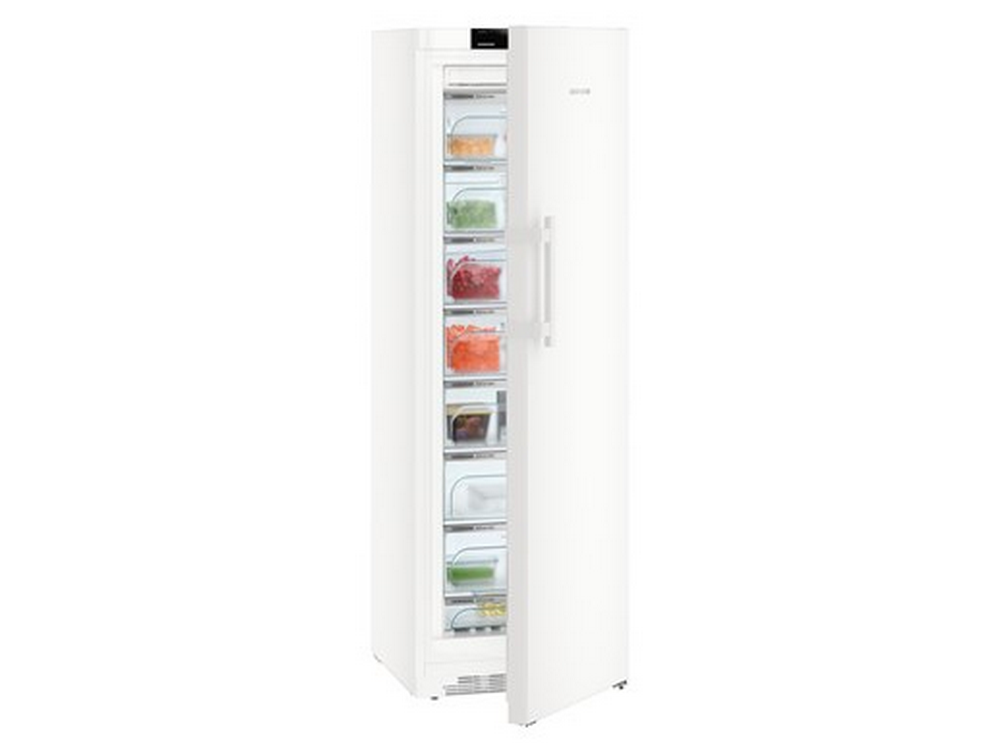 Un refrigerador blanco con la puerta abierta, mostrando estantes con alimentos.