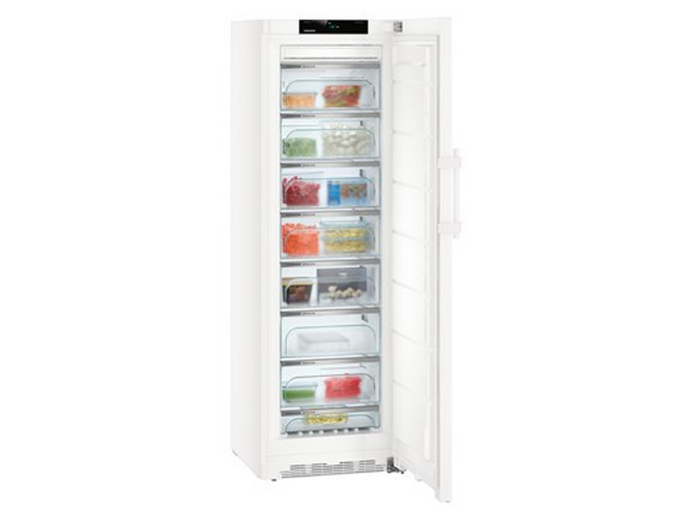 Refrigerador blanco con la puerta abierta, que muestra estantes con comida.