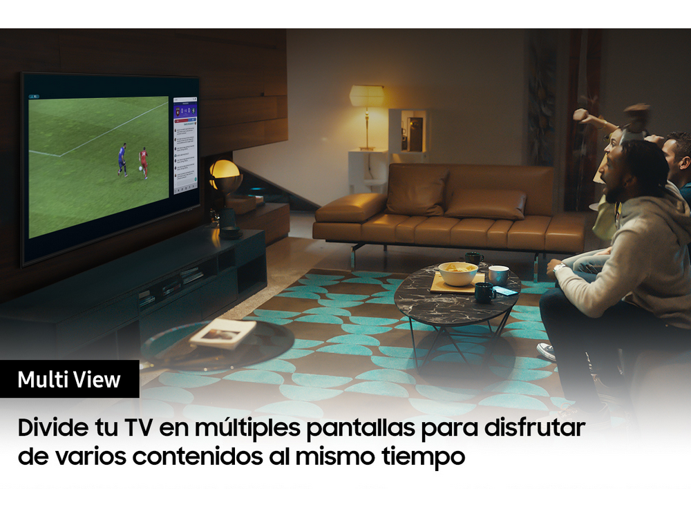 Una pantalla de televisión que muestra un partido de fútbol. La gente está viendo la televisión.