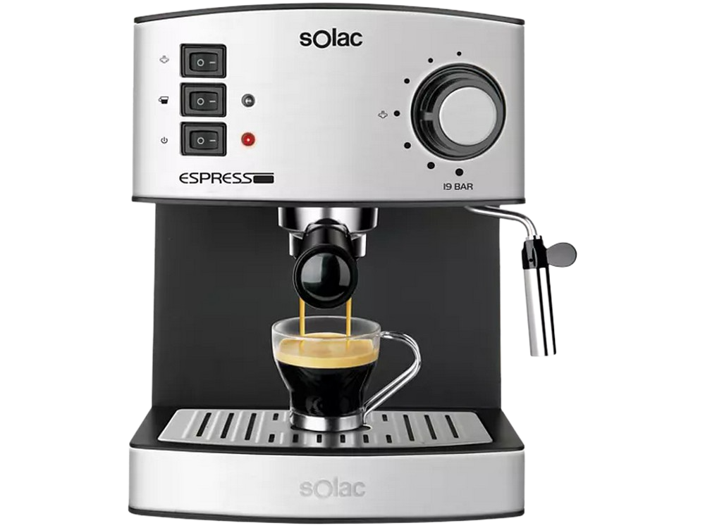 Máquina de espresso Solac con un vaso de café espresso.