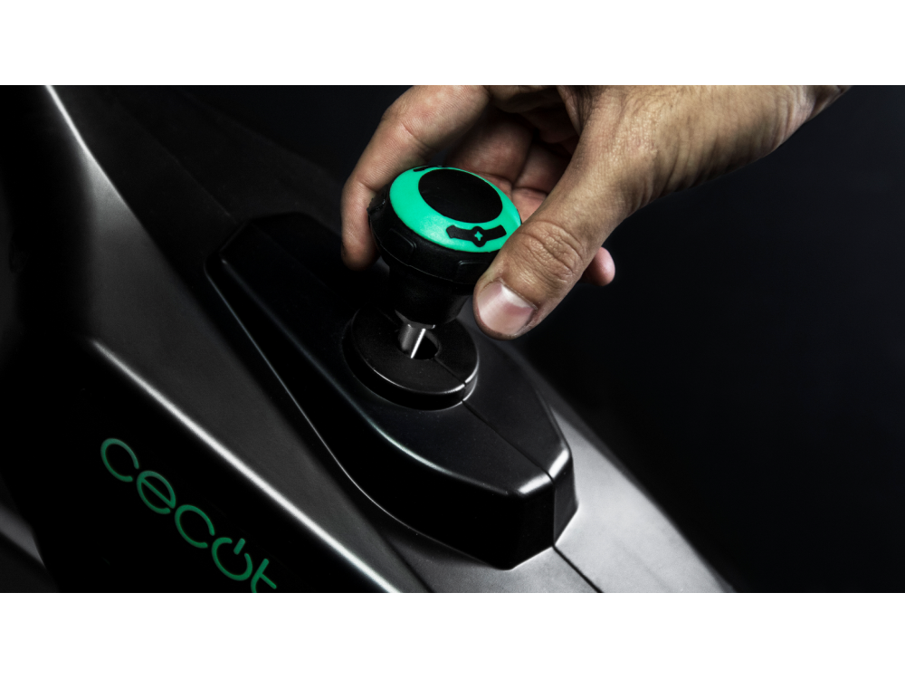 La mano de una persona girando un dial verde y negro en una máquina de ejercicios negra.