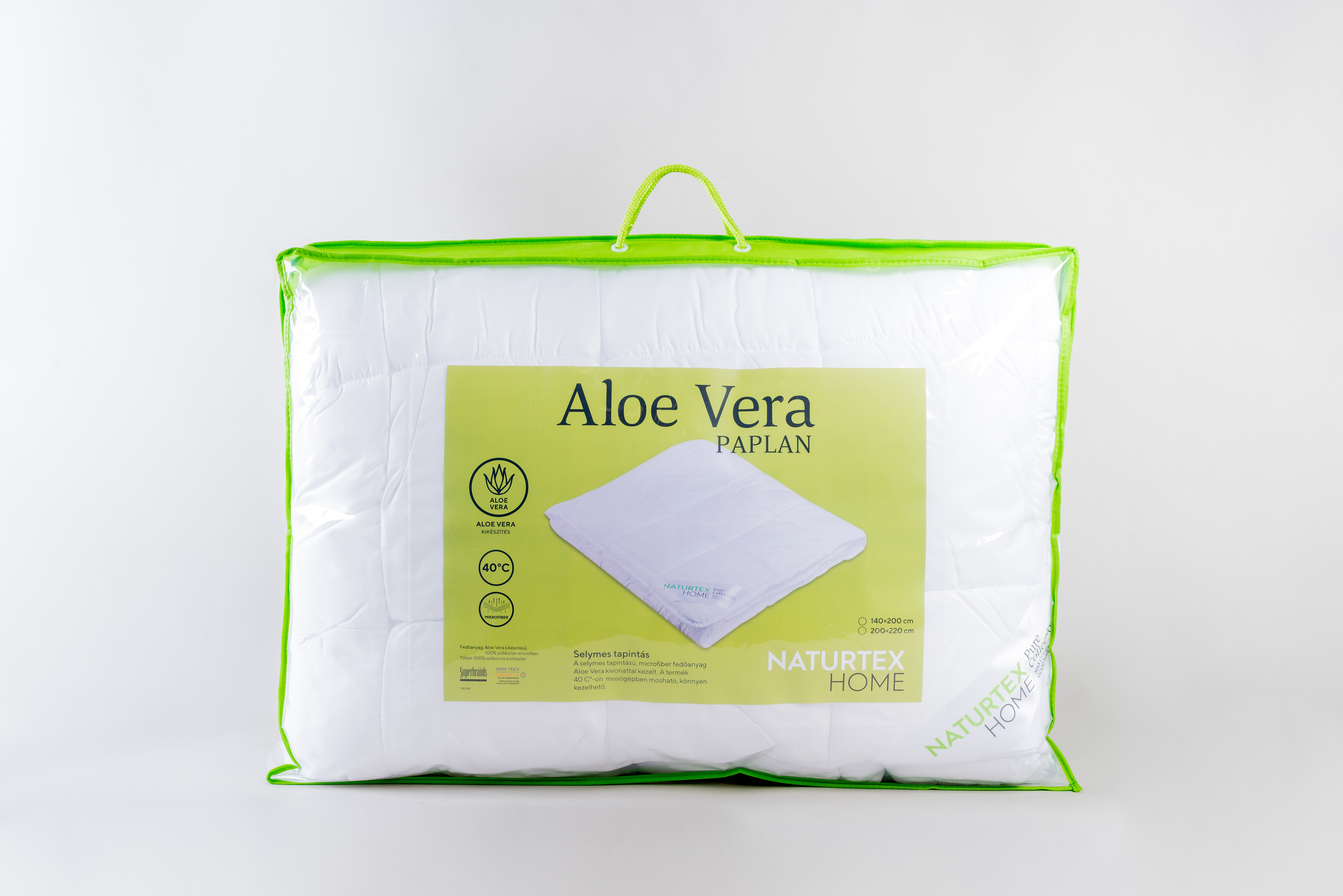 Fehér Aloe Vera párna műanyag zacskóban, zöld fogantyú, fehér háttér.