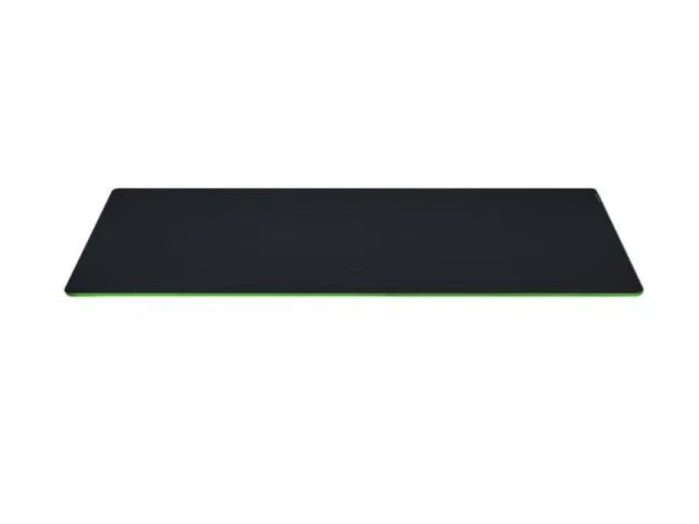 Alfombrilla de ratón rectangular negra con borde verde, aislada sobre fondo blanco.