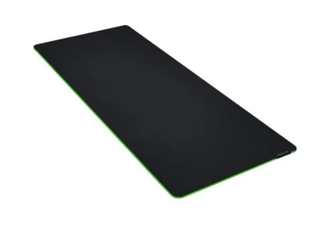 Una alfombrilla de ratón para juegos negra grande con un borde verde. La alfombrilla es rectangular.