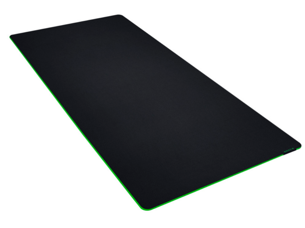 Una alfombrilla de ratón rectangular negra con un borde verde, vista en ángulo.