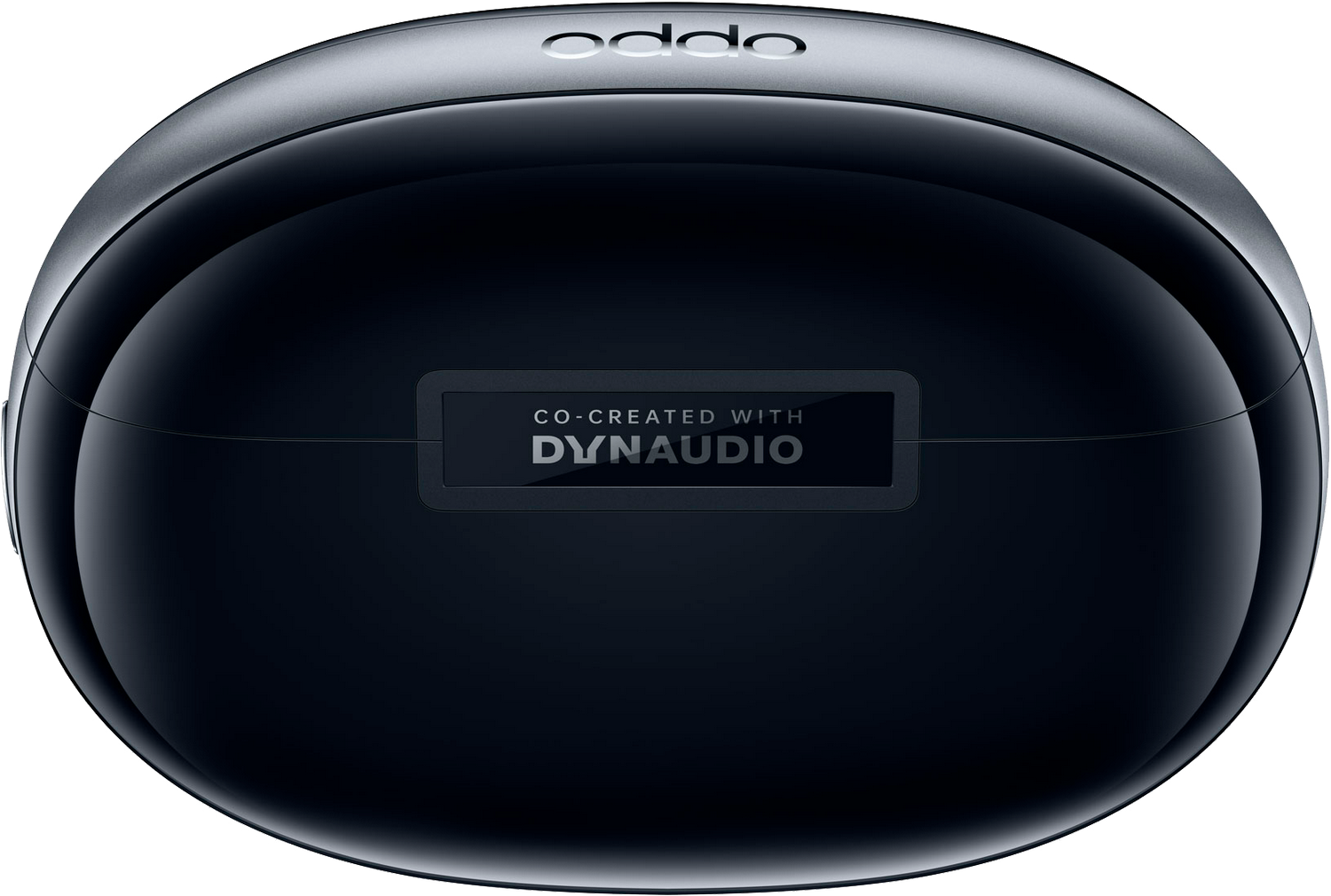 Estuche de carga de auriculares negro con logotipo y texto en la superficie.
