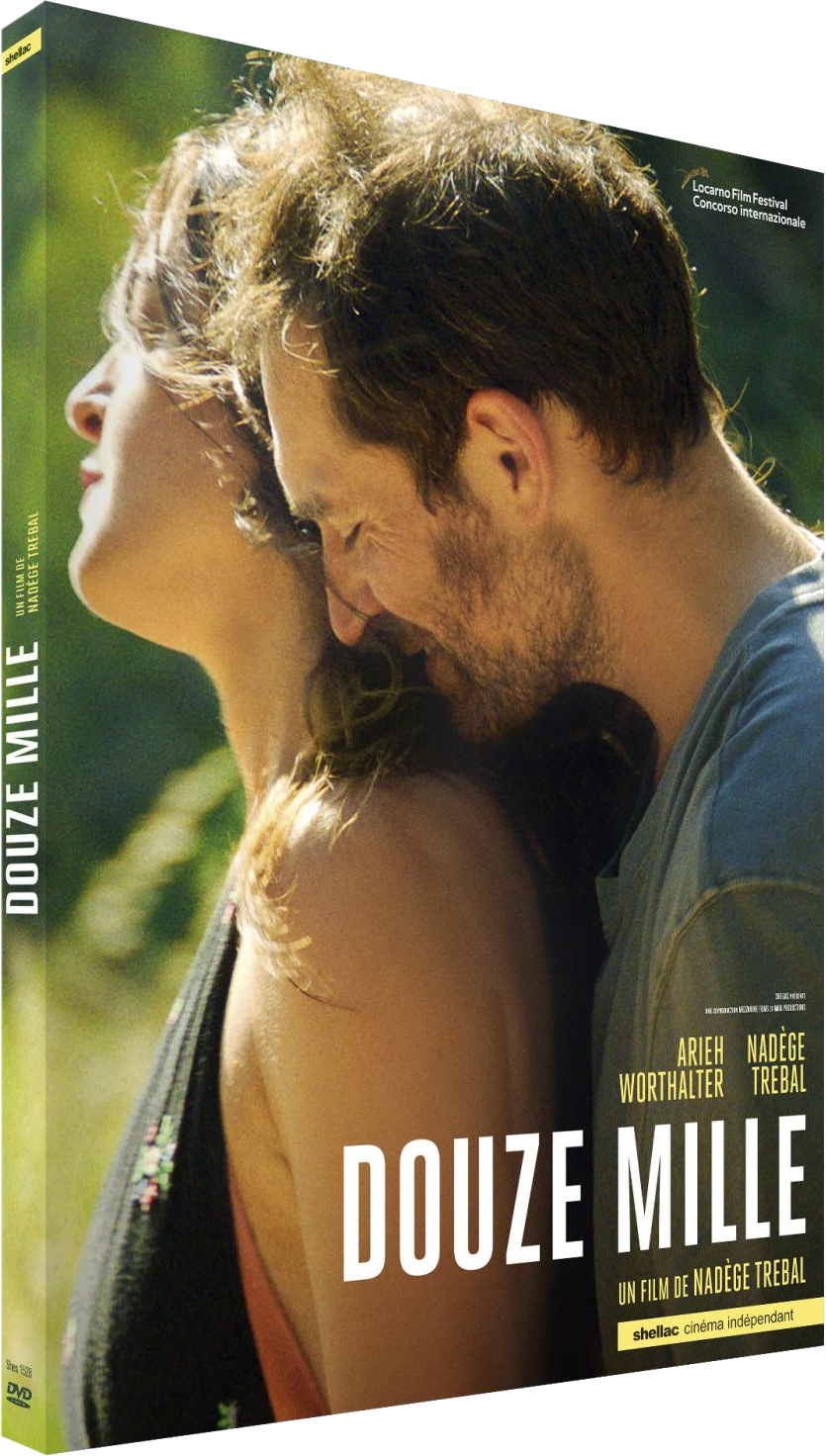 DVD-hoes van de film 'Douze Mille'. Toont een stel dicht bij elkaar, met tekst.