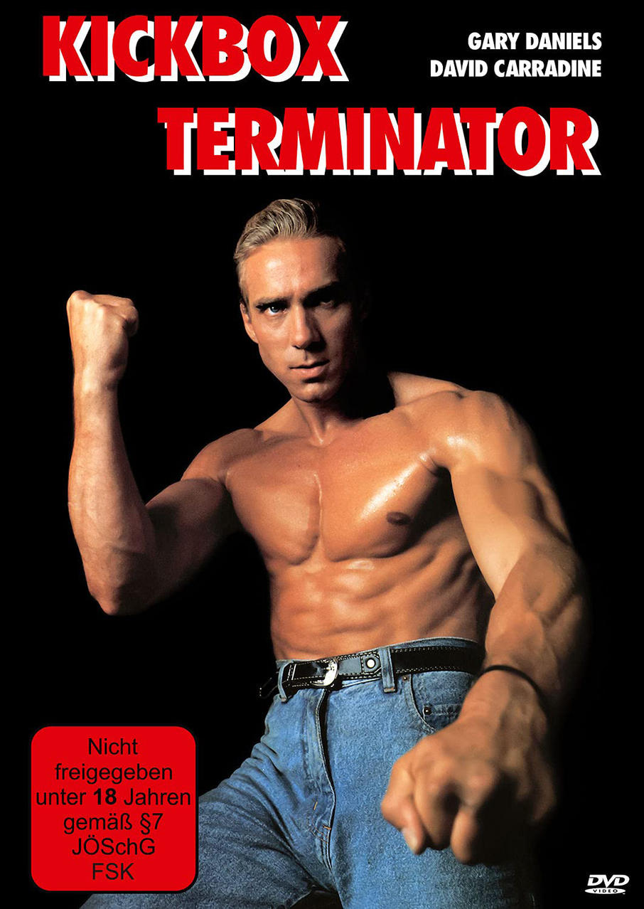 Ein Mann ohne Hemd in Jeans ballt die Faust, Filmplakat Kickbox Terminator.