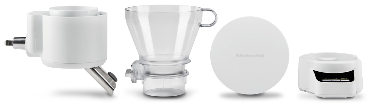 Weiße KitchenAid-Aufsätze auf weißem Hintergrund. Enthält einen Zerkleinerer und einen Trichter.