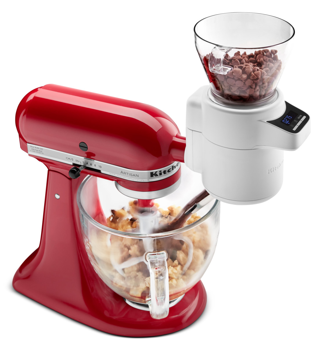 Roter KitchenAid-Mixer mit weißem Aufsatz mit Schokoladenstückchen und einer Glasschüssel mit Teig.