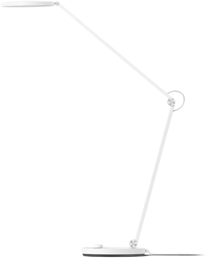 Fehér asztali lámpa, kerek talppal, állítható karral és téglalap alakú fejjel. Egy tápkábel nyúlik ki az aljzatból.