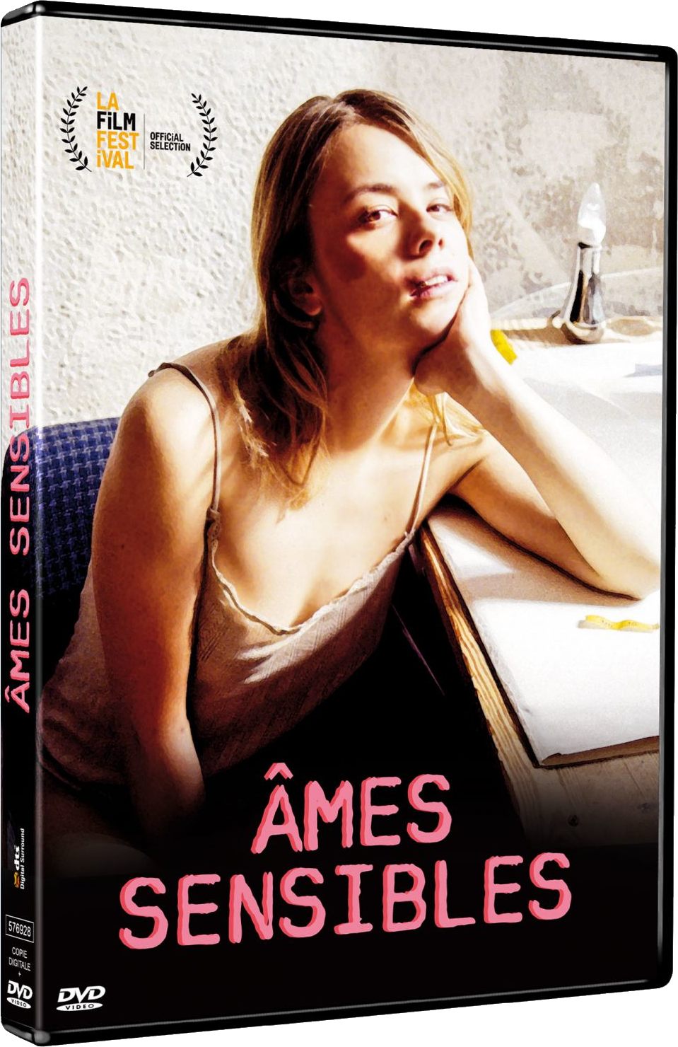 Couverture DVD du film Âmes sensibles. Présente une femme sur une table avec du texte sur le côté.