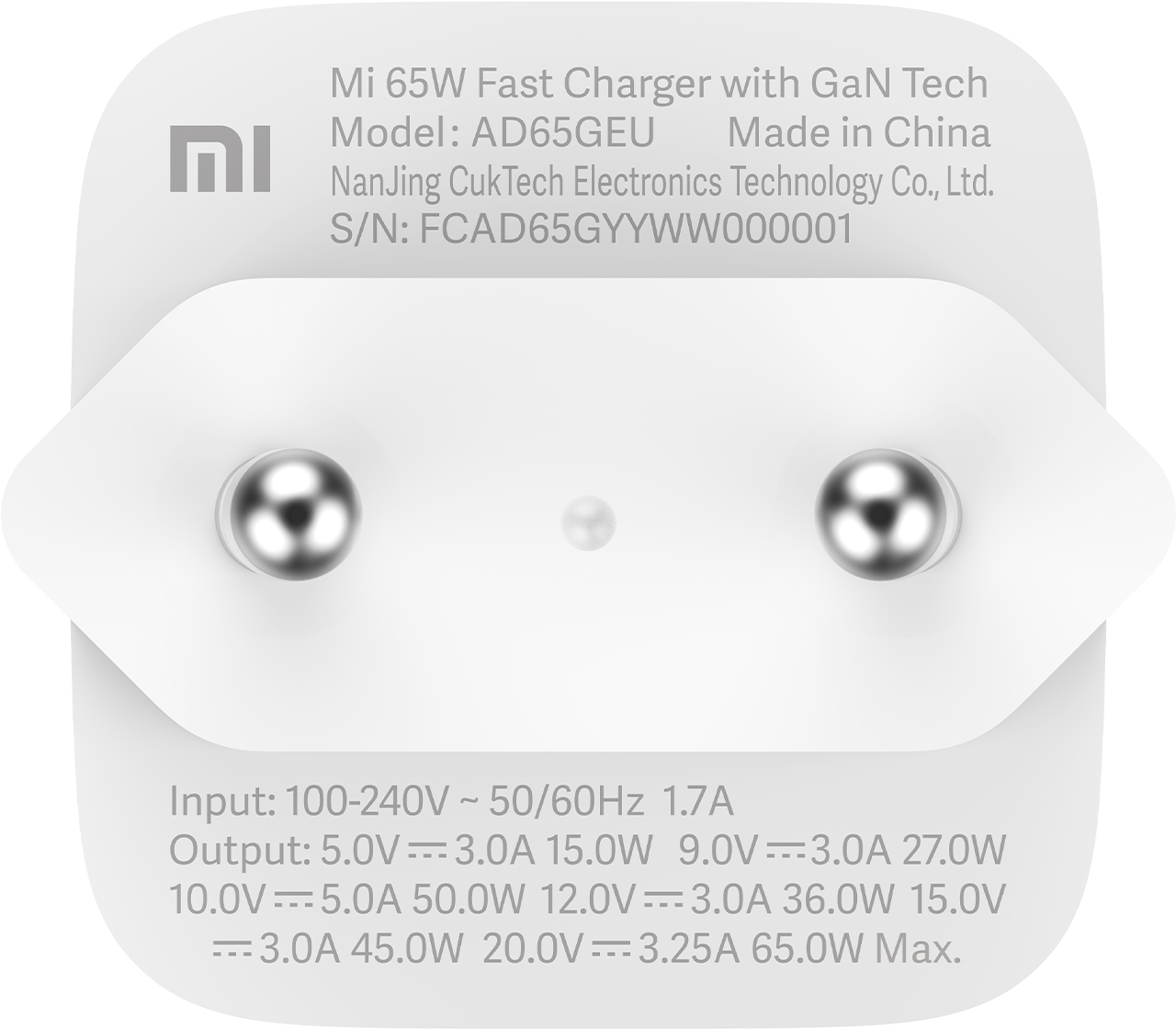 Fehér Mi 65W gyorstöltő GaN technológiával. Szöveg a töltőn. Fehér háttér.