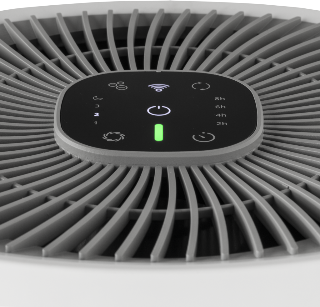 Close-up van een ventilator met bedieningspaneel. Paneel heeft aan/uit-knop, timerinstellingen en andere pictogrammen. Ventilator is grijs en wit.