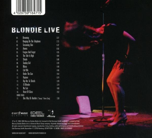 Blondie Live Albumcover. Eine Sängerin mit Mikrofon auf der Bühne, mit Trackliste.