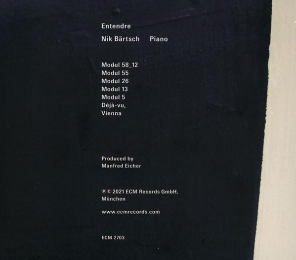 Albumcover mit Text auf schwarzem Hintergrund, einschließlich Künstler- und Songdetails.