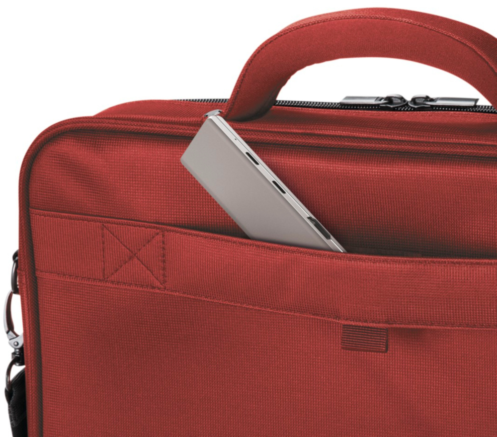 Un sac d'ordinateur portable rouge, avec une tablette sortant d'une poche.