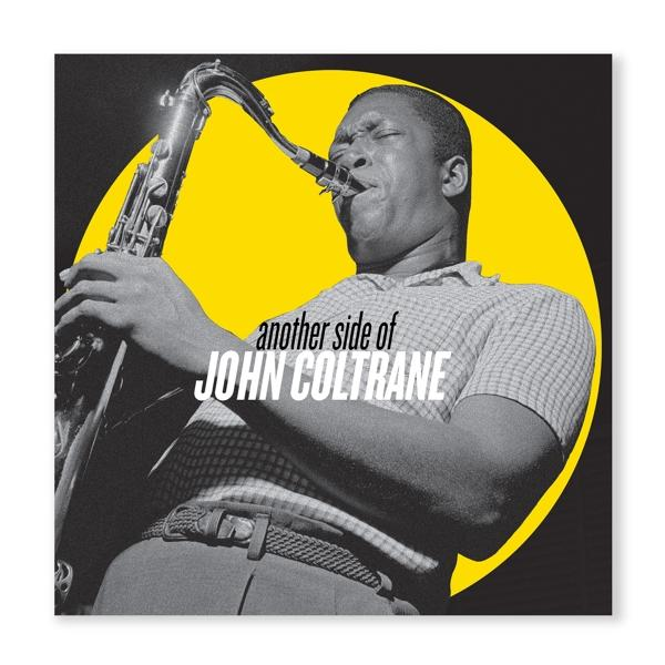 Couverture d'album : John Coltrane jouant du saxophone. Cercle jaune en arrière-plan, image en noir et blanc.