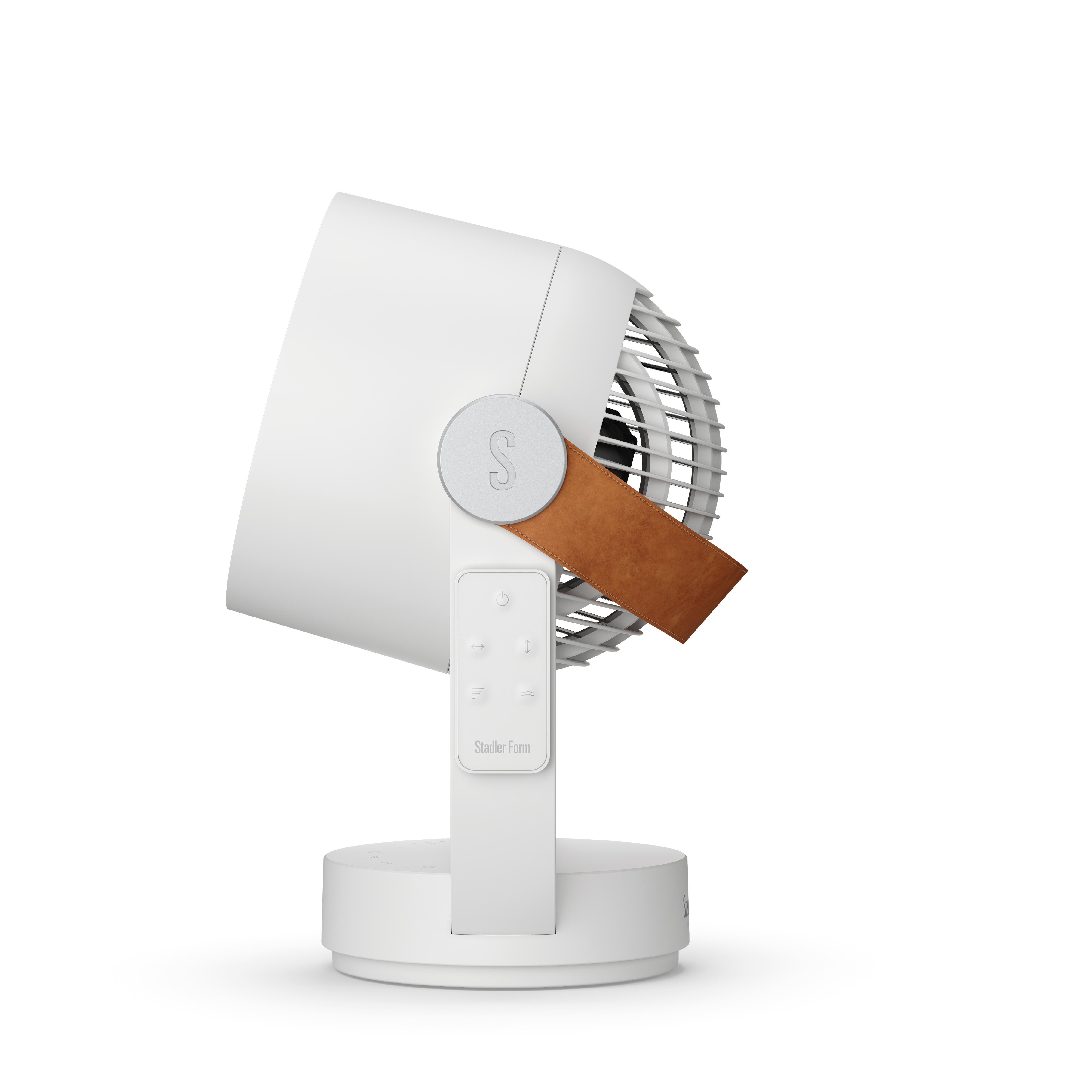 Weißer Ventilator mit Lederriemen. Er steht auf einem weißen Ständer. Der Ventilator ist angewinkelt.