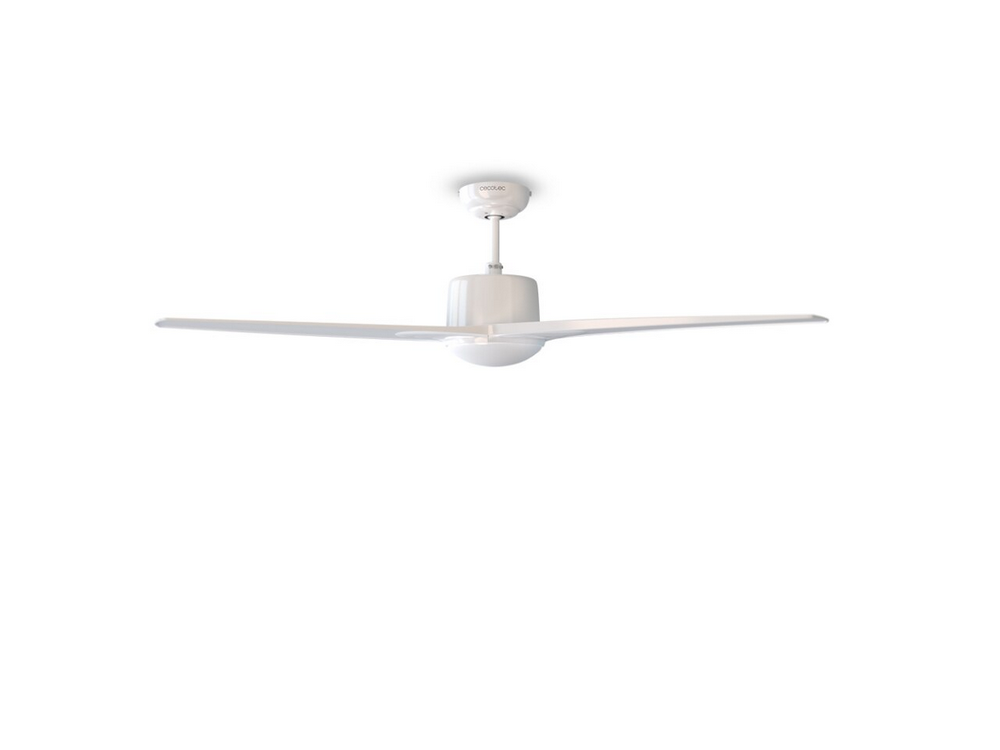 Un ventilador de techo blanco con tres aspas sobre fondo blanco. La marca del ventilador es visible.