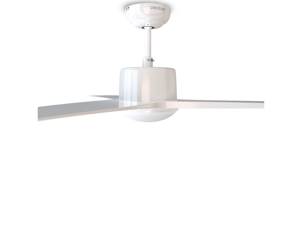 Un ventilador de techo blanco con tres aspas sobre un fondo blanco. El ventilador cuelga del techo.