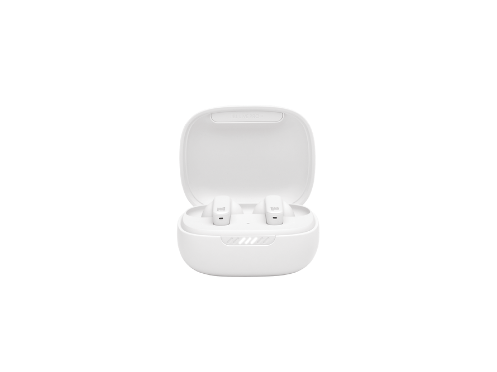 Estuche de carga blanco con dos auriculares inalámbricos dentro, sobre un fondo negro.