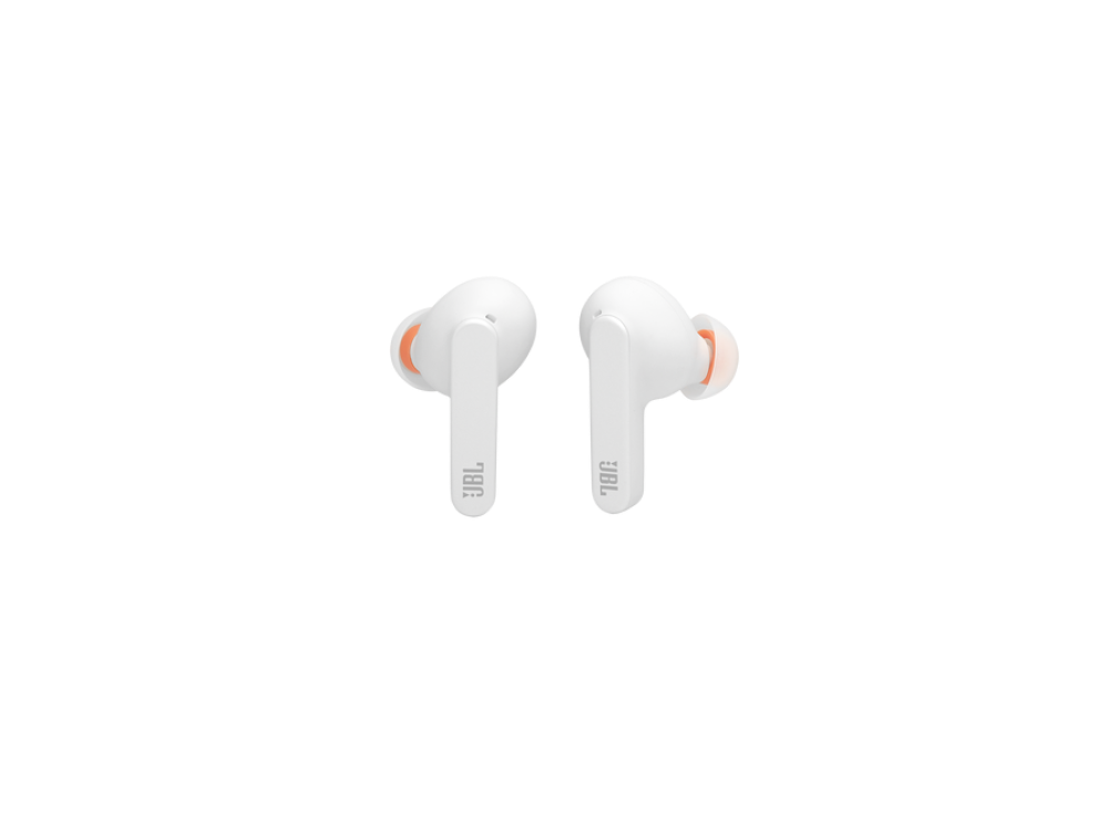 Dos auriculares inalámbricos JBL blancos con puntas naranjas. Fondo negro.