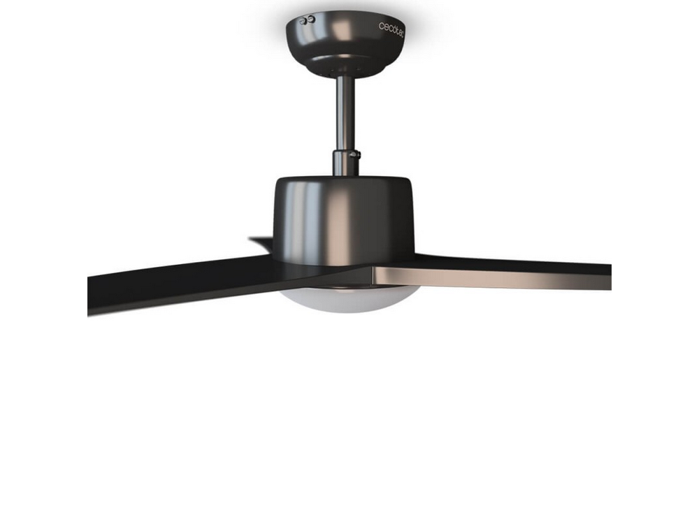 Un ventilador de techo con tres aspas negras y un acabado metálico oscuro. El fondo es blanco.