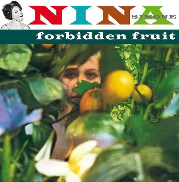 Nina Simone 'Forbidden Fruit' című albumának borítója. Egy nő arca lombhullásban, sárga gyümölcsök.
