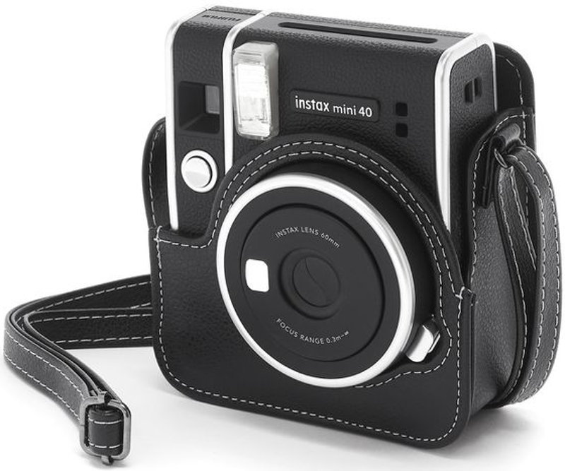 Fotocamera nera in custodia di pelle nera.