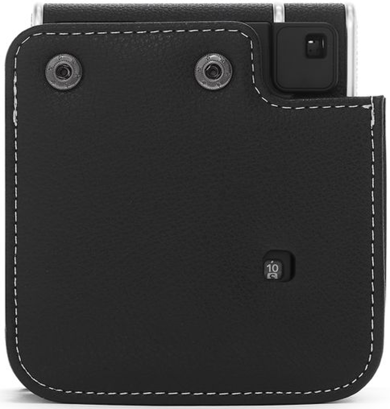 Primo piano di una custodia per fotocamera in pelle nera con cuciture bianche e bottoni argentati.