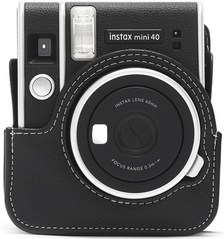 Fotocamera Instax Mini 40 nera con custodia in pelle. Cuciture bianche e dettagli della gamma di messa a fuoco visibili.