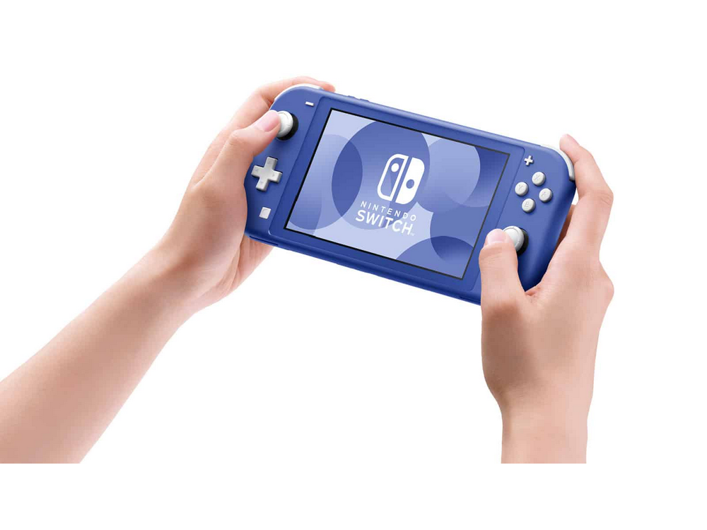 Manos de una persona sosteniendo una Nintendo Switch Lite azul.
