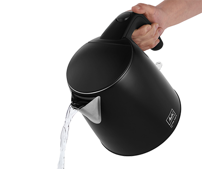 Une bouilloire électrique noire versant de l'eau dans l'air, tenue par une main.