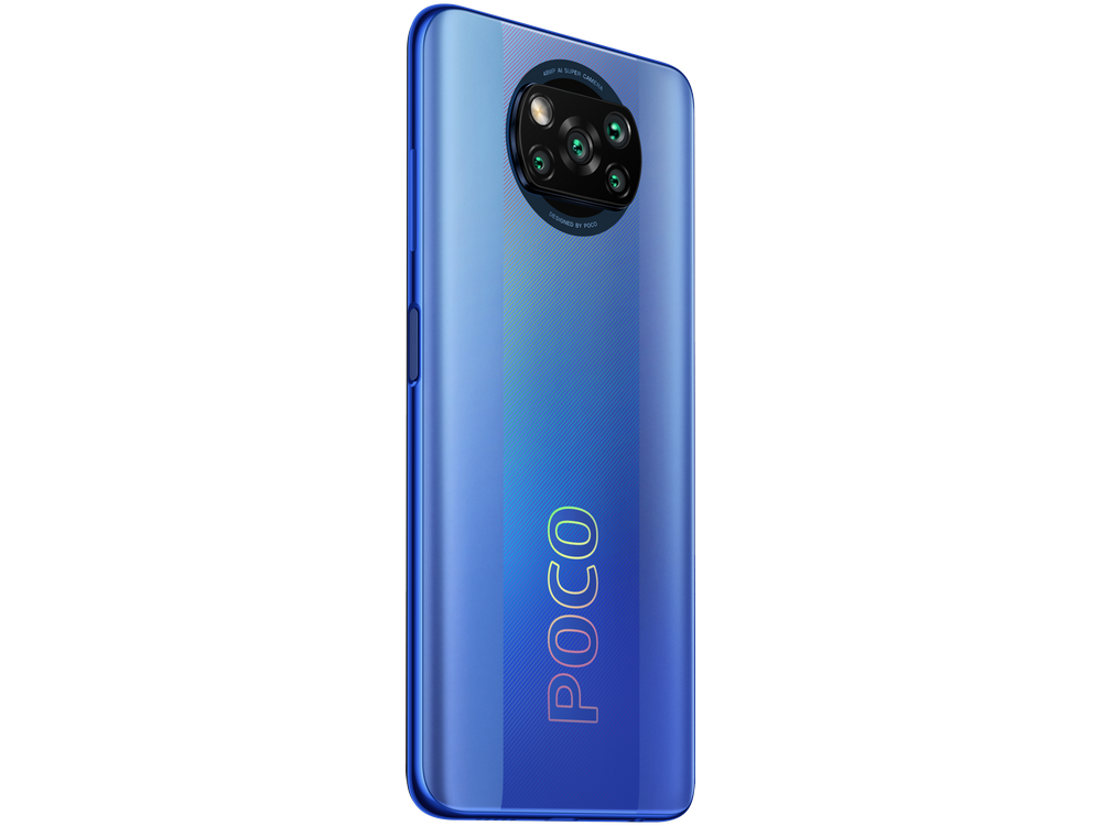 Teléfono POCO azul con tres cámaras traseras.