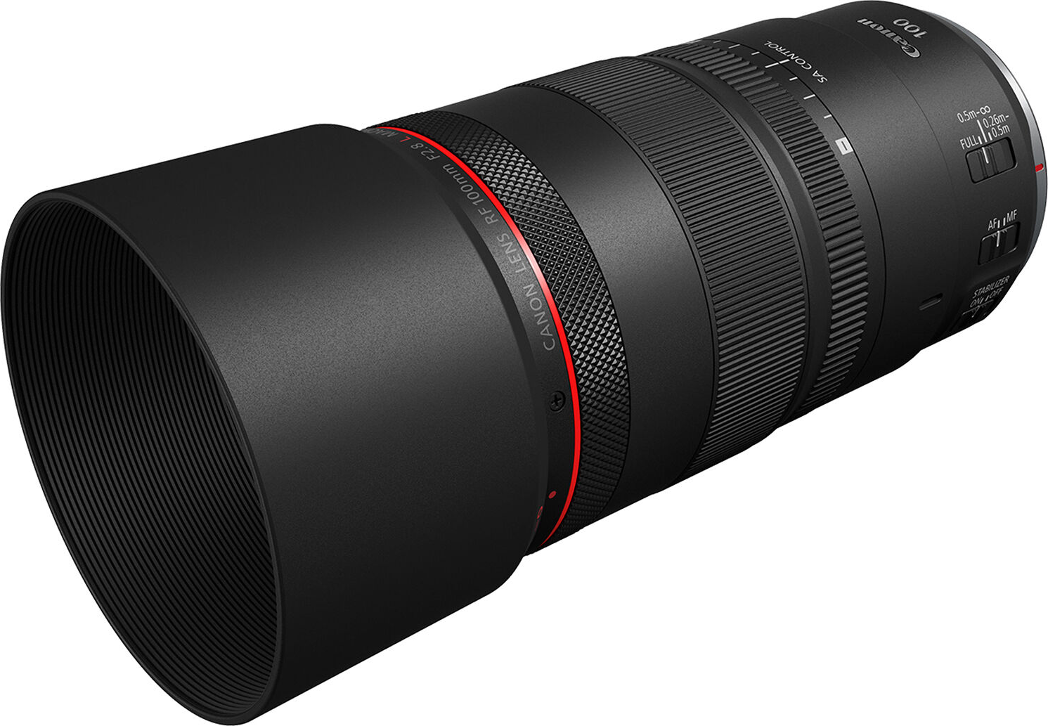 Un obiettivo Canon RF 100mm nero con paraluce e accento rosso su sfondo bianco.