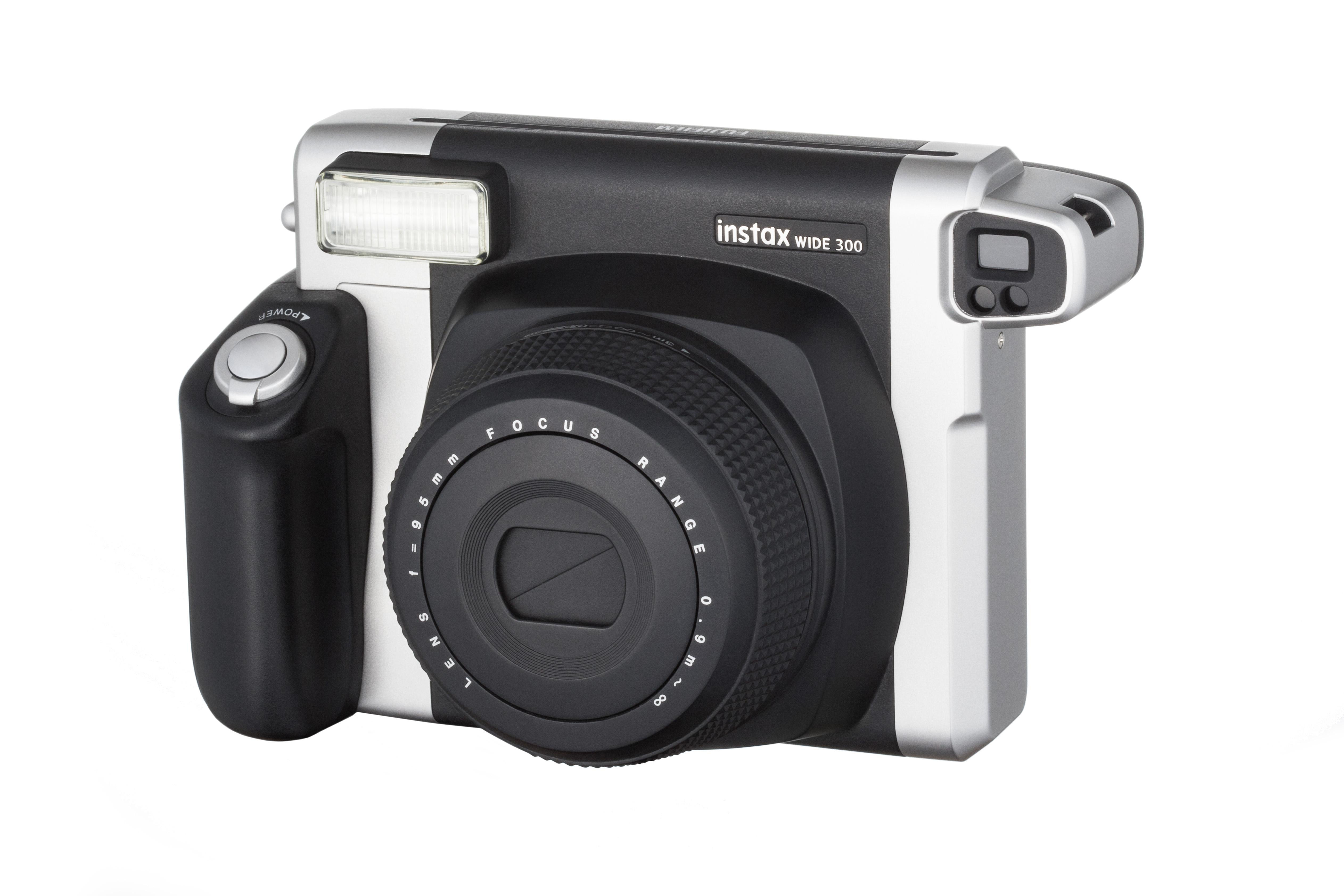 Silberne und schwarze Instax Wide 300 Sofortbildkamera auf weißem Hintergrund.