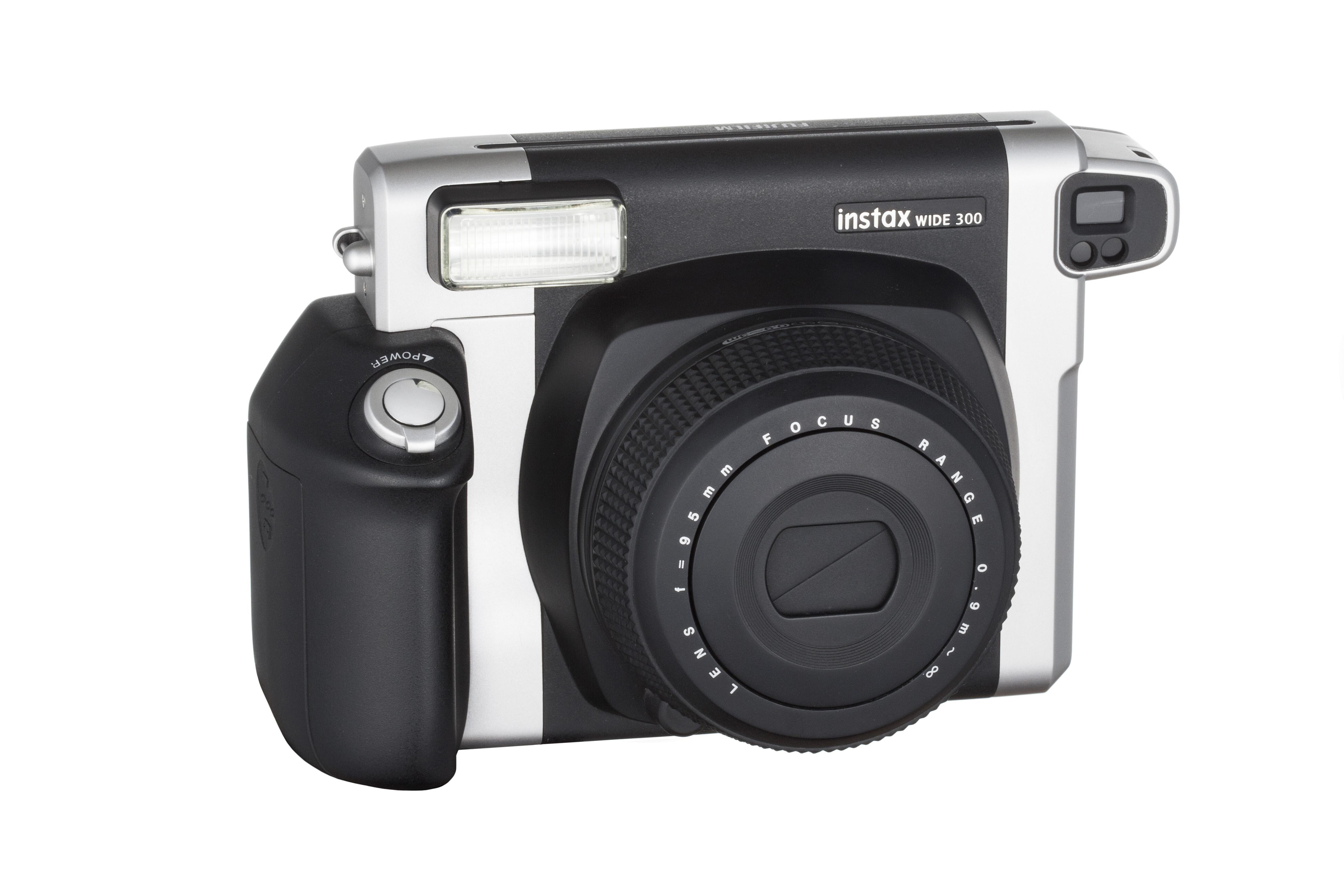 Eine Instax Wide 300 Kamera, schwarz und silber, mit Objektiv, Blitz und Bedienelementen.