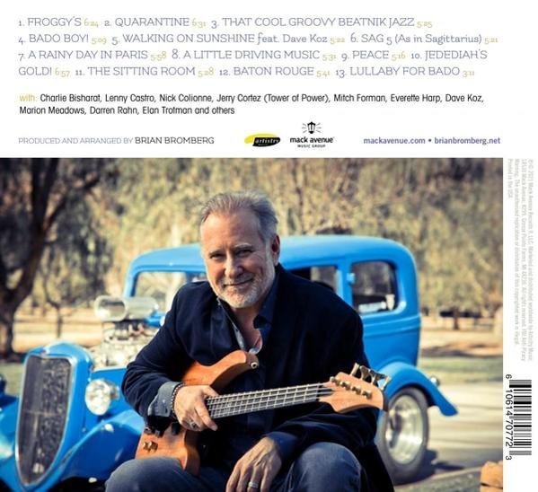Albumcover mit einem Mann, der Bassgitarre vor einem blauen Auto spielt.