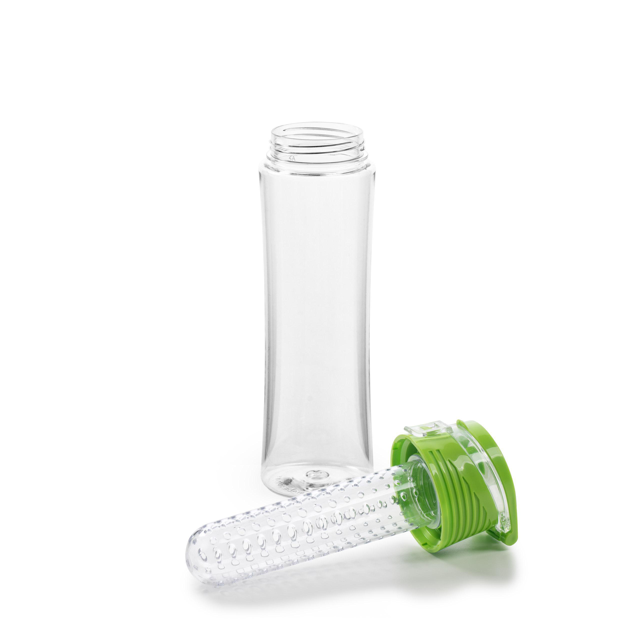Klare Plastikwasserflasche mit grünem Aufsatz. Weißer Hintergrund.