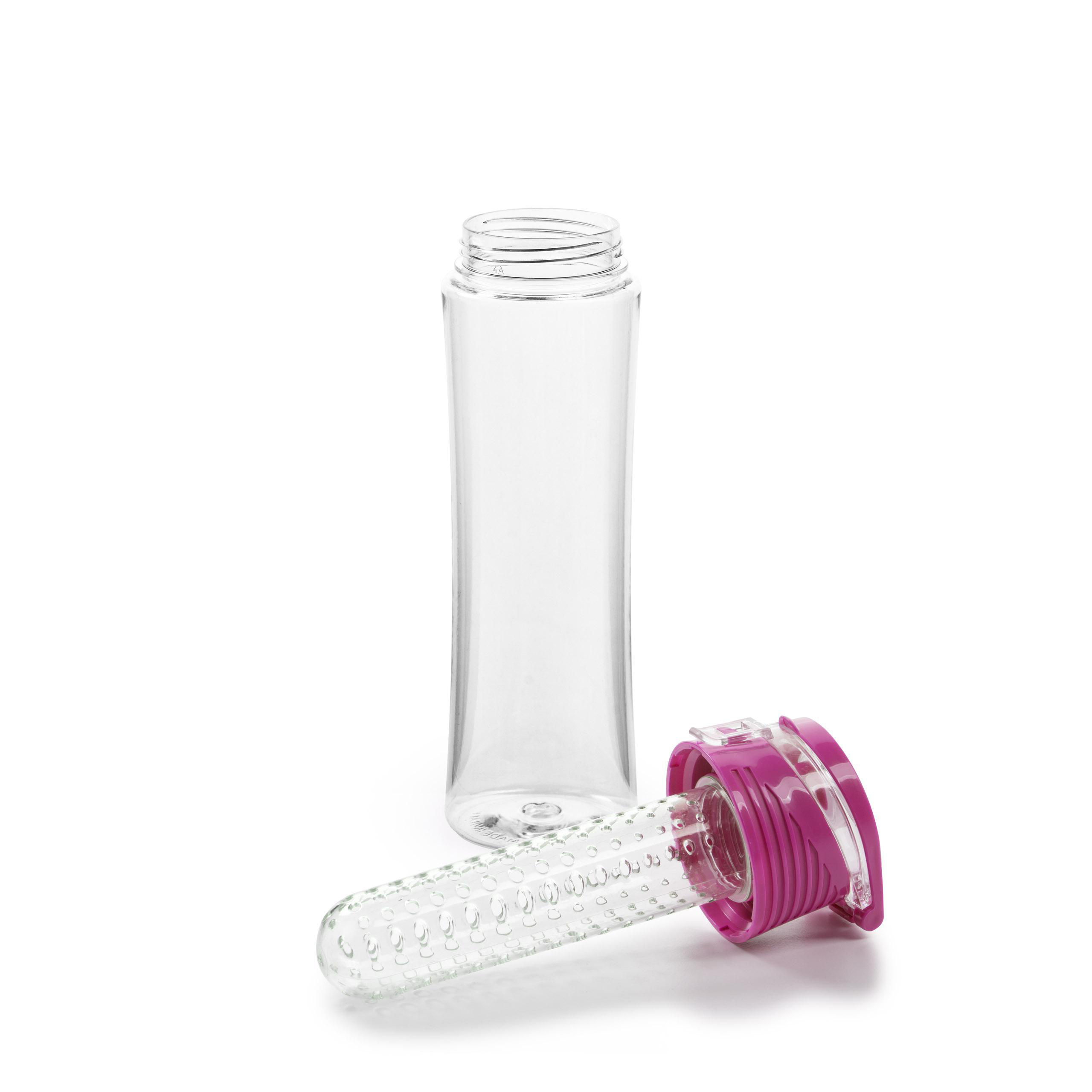 Eine transparente Wasserflasche mit einem lila Infuser. Der Infuser liegt neben der Flasche.