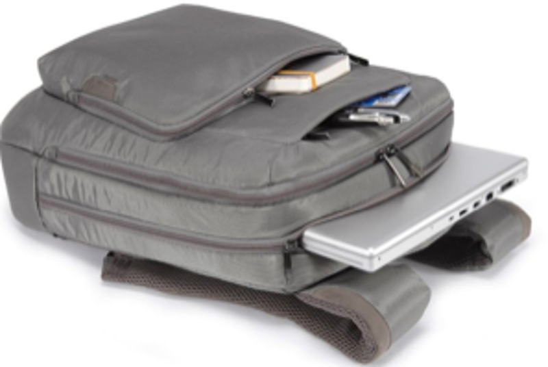 Die Hand einer Person, die eine Taste auf dem Bedienfeld einer Waschmaschine drückt.