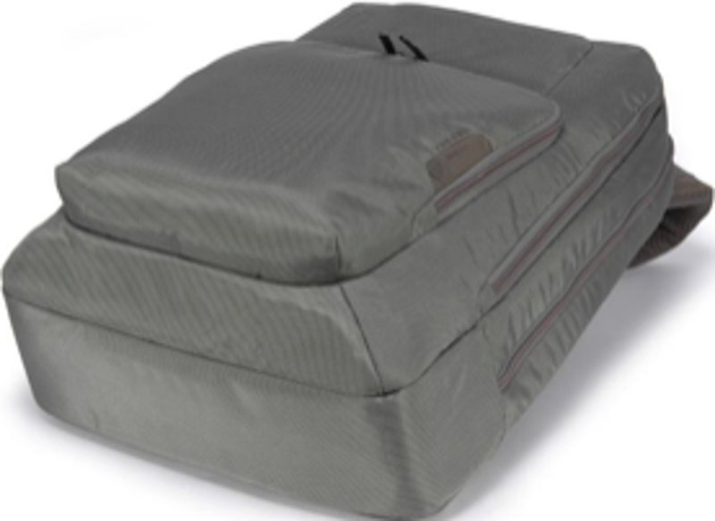 Ein grauer Rucksack mit einer oberen Tasche und Reißverschlüssen. Die Tasche liegt auf der Seite.