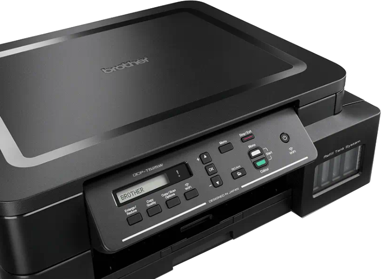 Fekete Brother nyomtató, DCP-T525W modell. Középső vezérlőpanel, papírkimenet alul. Fehér háttér.