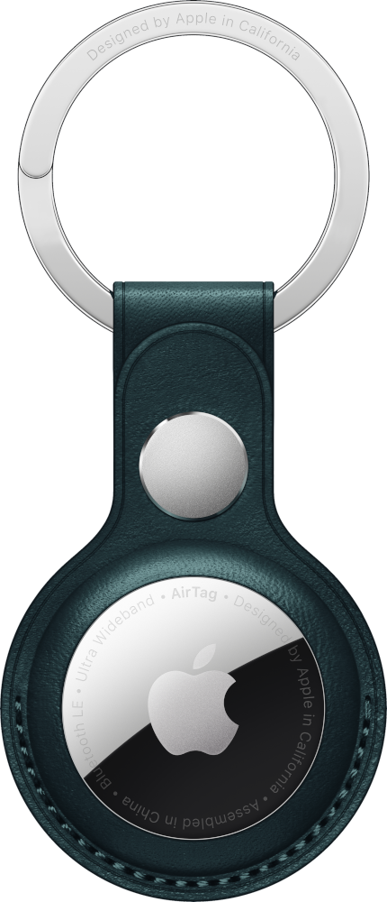 Apple AirTag met een donkergroene leren lus en een zilveren sleutelhanger. De AirTag heeft het Apple-logo en tekst.