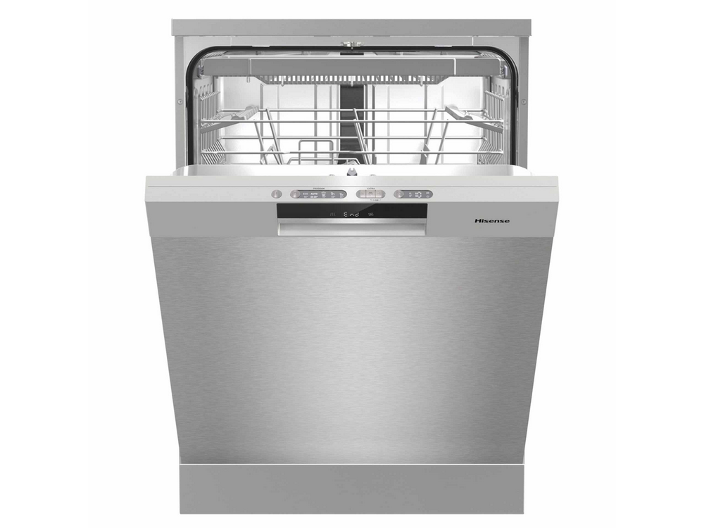 Un lavavajillas blanco con la puerta abierta, mostrando el interior y el logo Hisense en el panel.