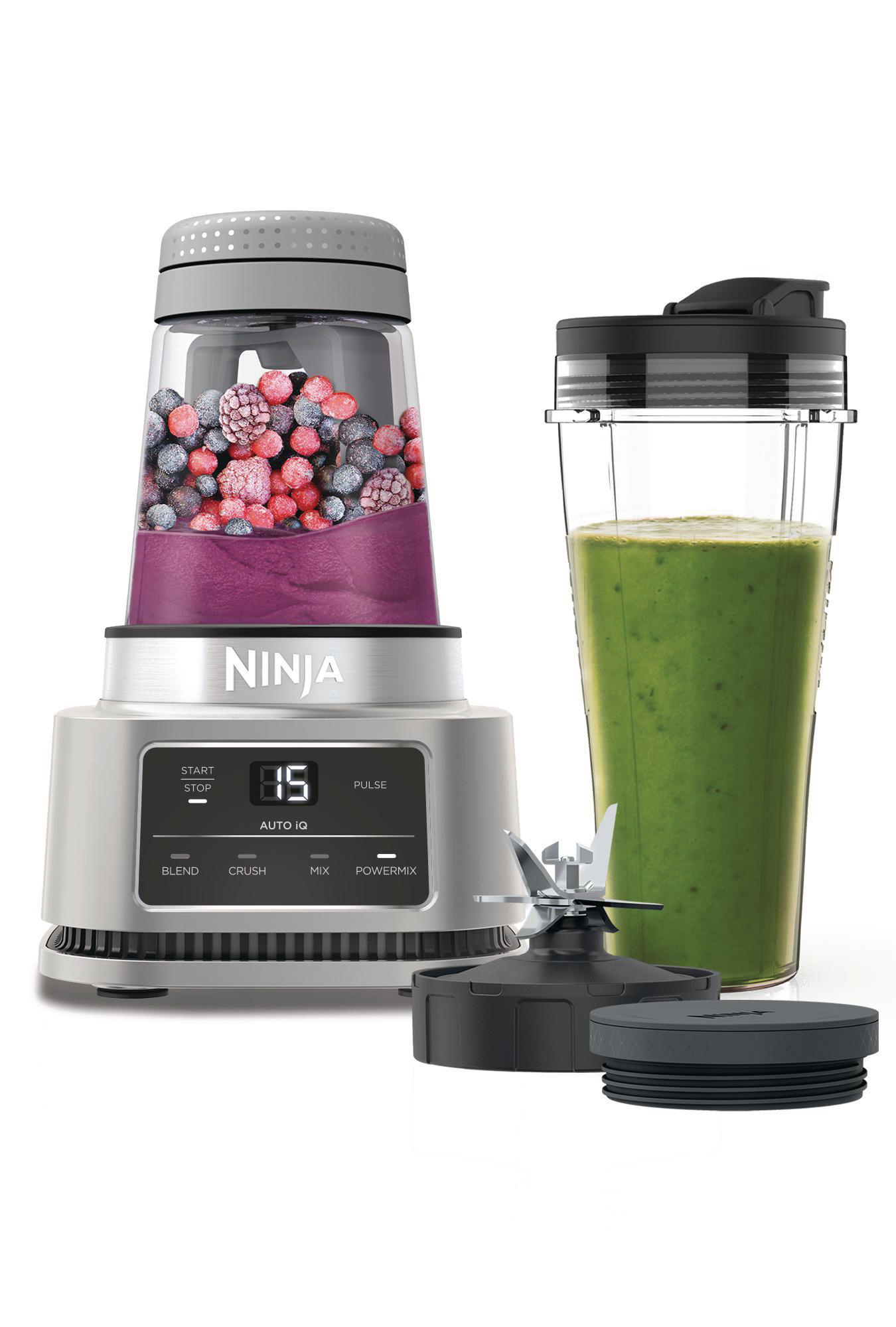 Mixer mit Früchten, Smoothie-Becher und Zubehör auf Weiß. Marke Ninja.