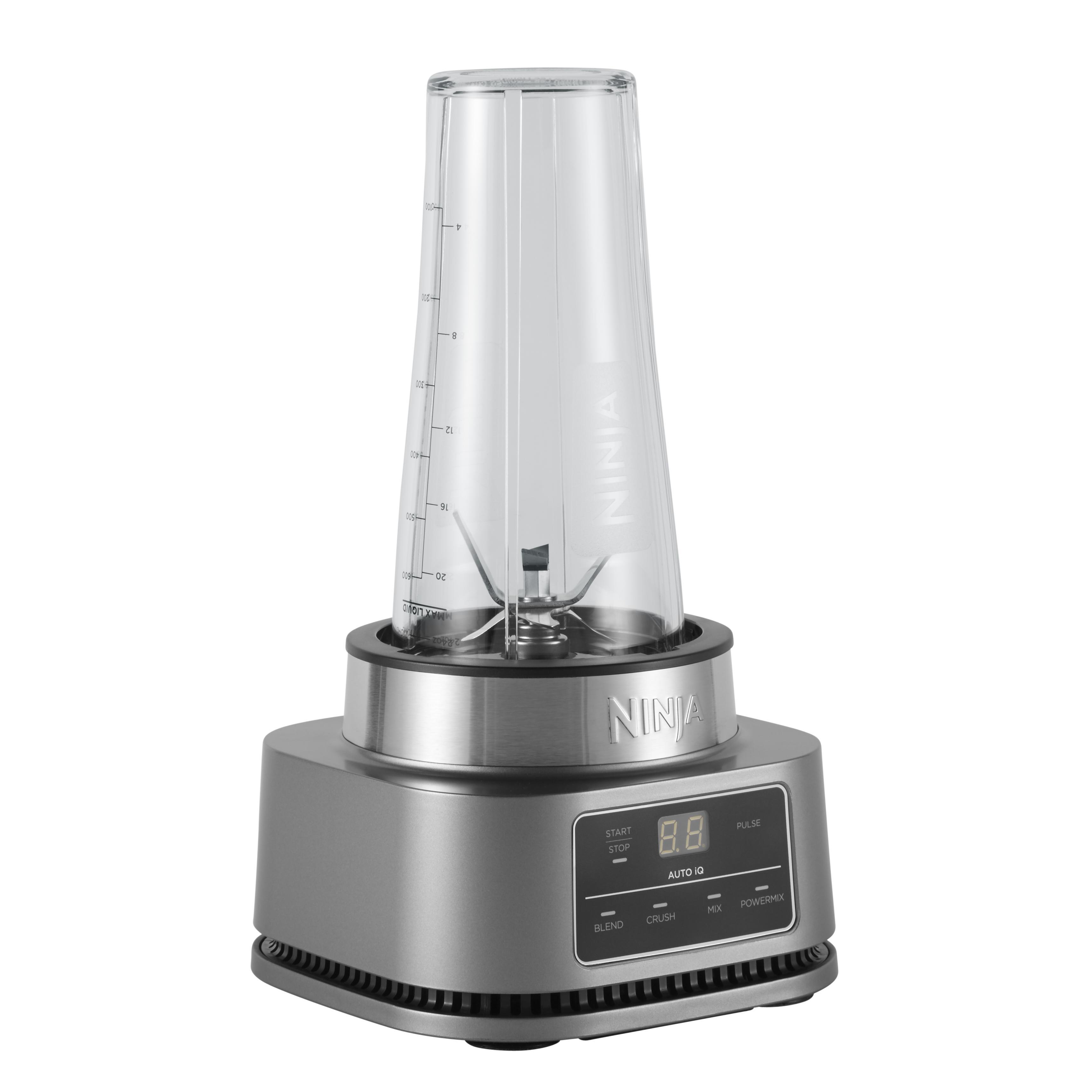 Silberner Ninja-Mixer mit Glasbehälter und digitalem Bedienfeld.