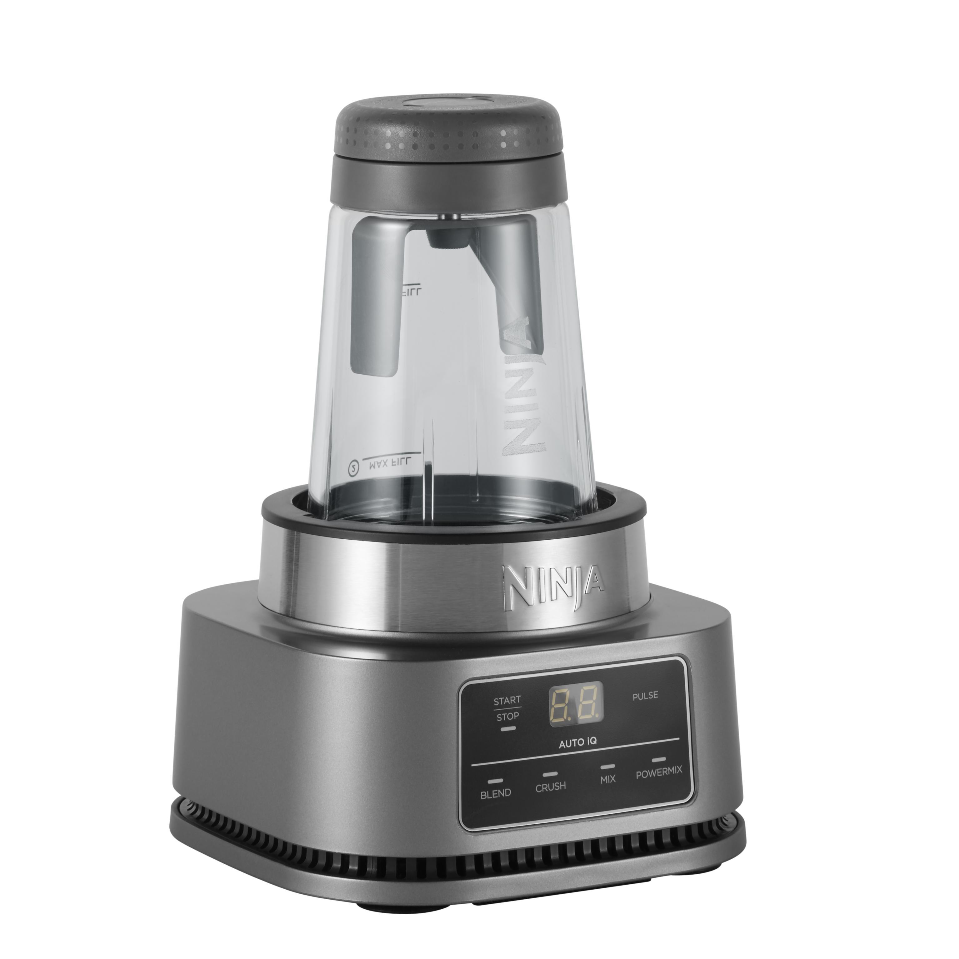 Ein Ninja-Standmixer mit transparentem Behälter und Bedienfeld.